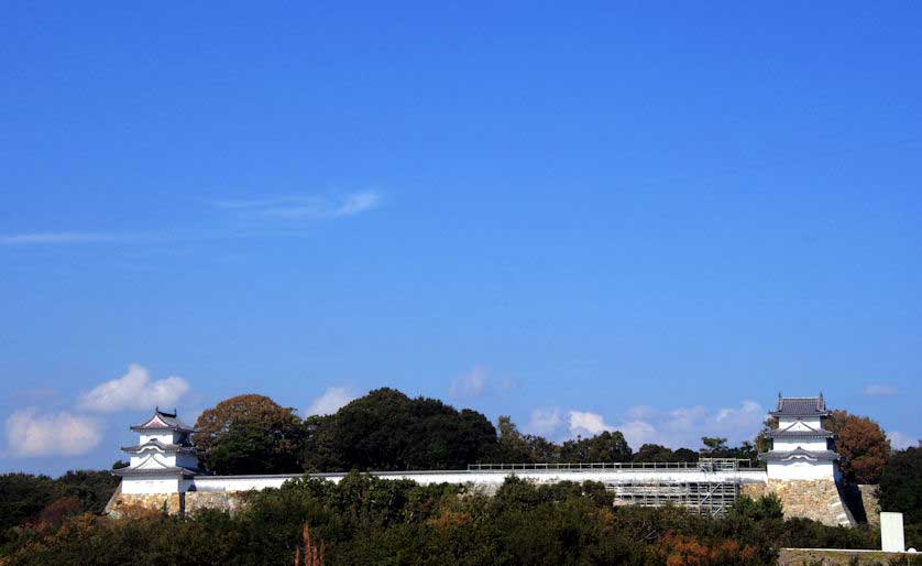 Akashi Castle with its two remaining turrets.