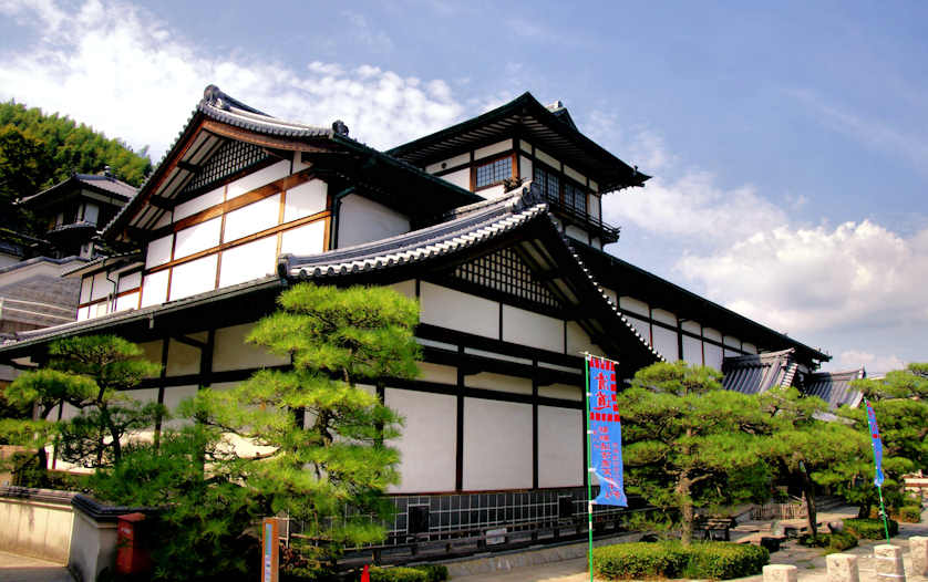 Rantokaku Art Gallery on Shimokamagari.