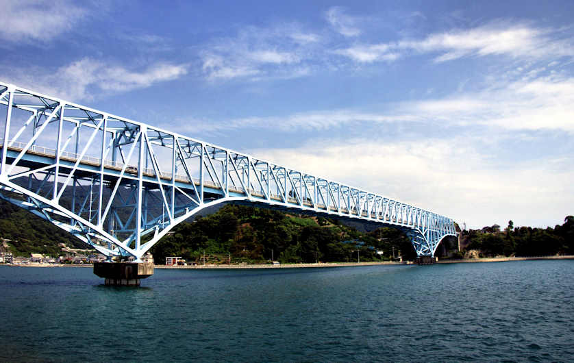 Kamigari Bridge connecting Shimokamagari and Kamikamagari Islands.