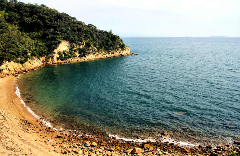 The southern coastline of Kamikamagari Island.