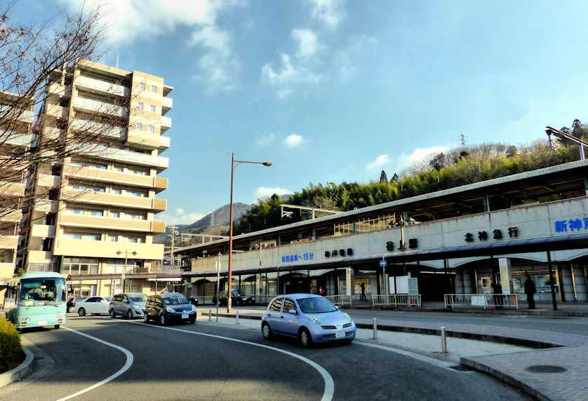 Tanigami Station on the Arima Line and Hokushinkyuko Line.