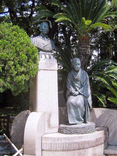 Statues of Kazuo and Haruko Hatoyama.