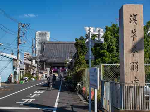 Entrance to Higashi Honganji Temple, Taito ward, Japan.