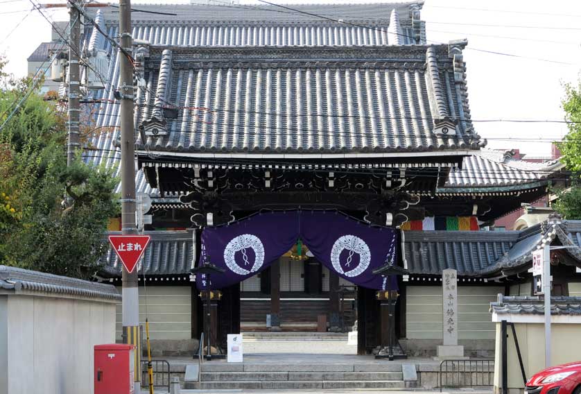 Gate, Bukkoji, Kyoto, Japan.