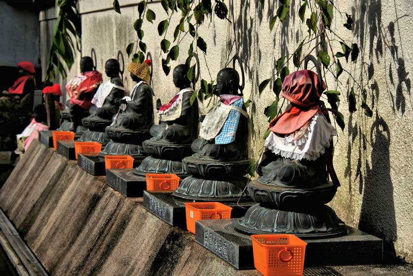 Some statues at Byodoji Temple.