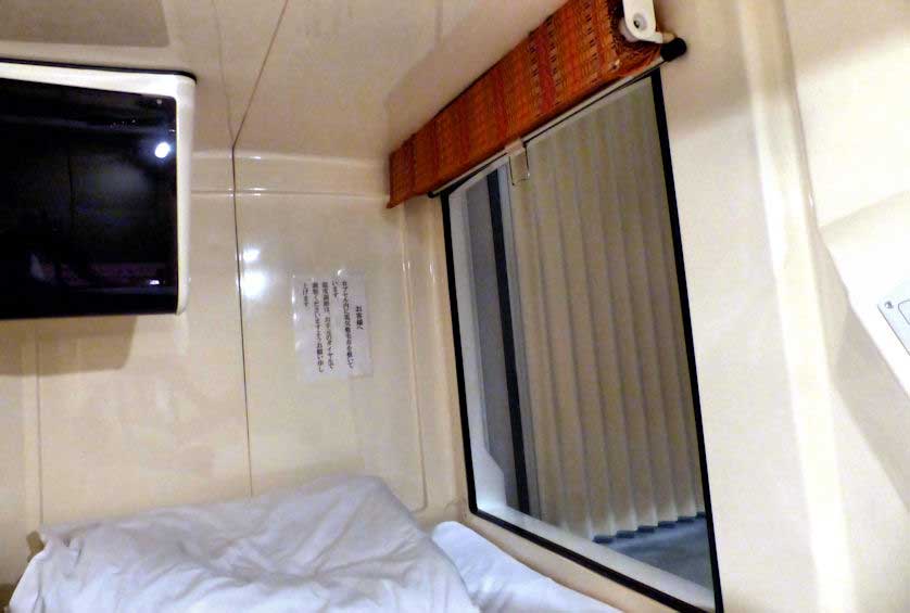 Capsule hotels in Japan - Kobe Kua House.