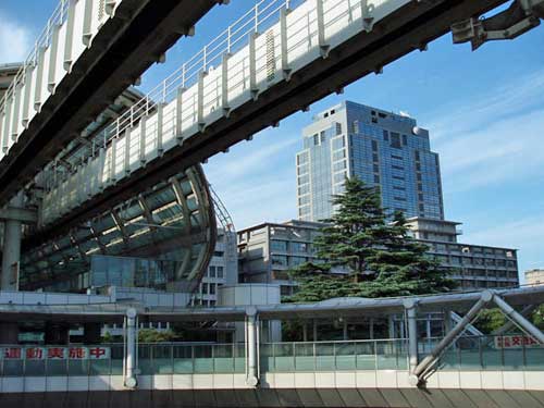 Chiba City Hall and Chiba Urban Monorail.