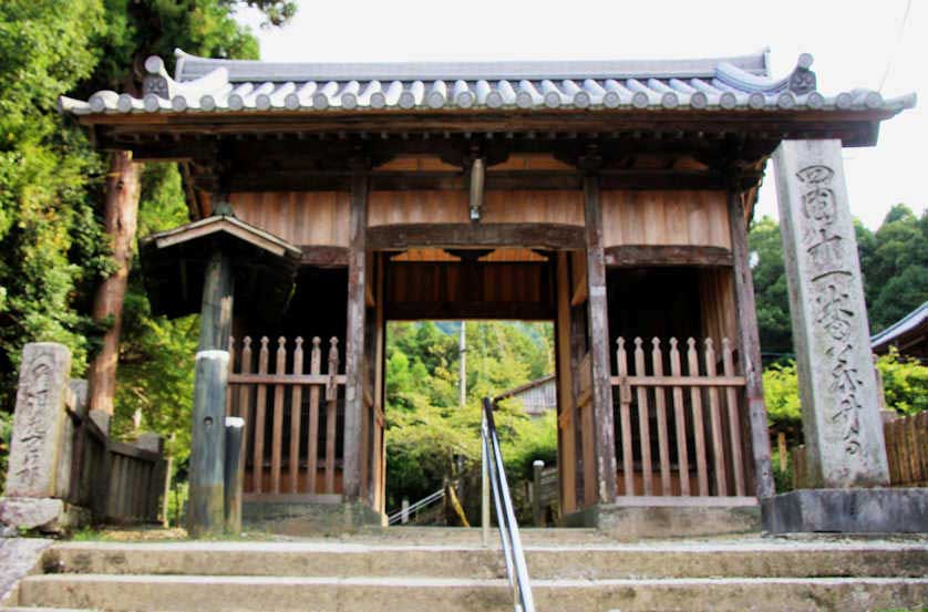 Niomon, the guardian gate, to Fujiidera Temple in Tokushima, Shikoku.