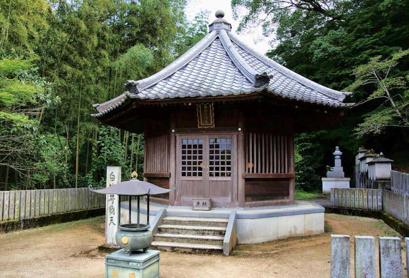 A small hall to the goddess Benzaiten behind the main hall of Fujiidera Temple.