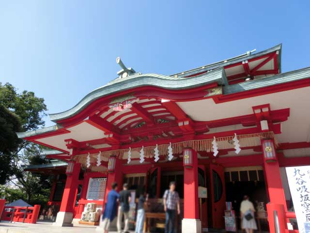 The side entrance to Tomioka Hachimangu Shrine, Fukagawa, Tokyo.