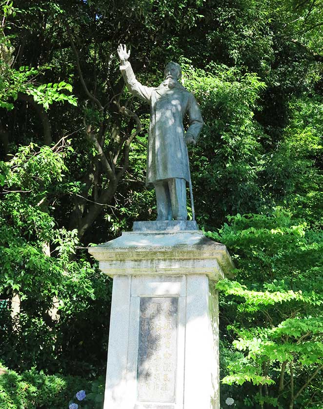 Itagaki Taisuke Statue, Gifu Koen, Japan.