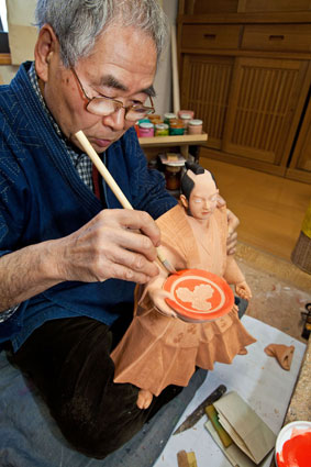 Kuniaki Takeyoshi, master doll craftsman at work