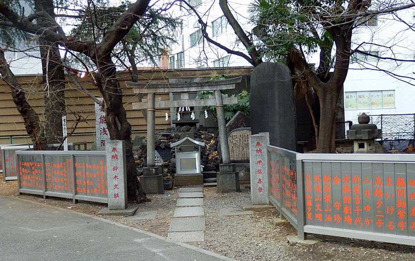 Geino Asama Shrine at Hanazono Shrine, Shinjuku.