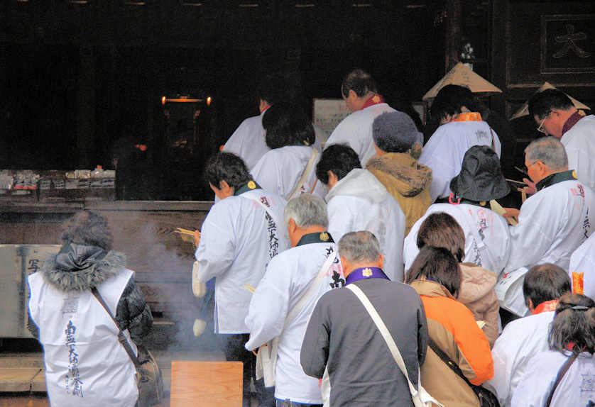 Groups of pilgrims travelling by tour bus are often seen at the temples on the Shikoku Pilgrimage.