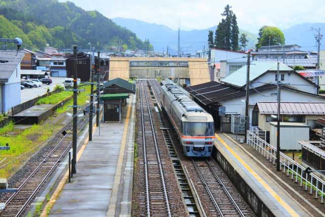 Hida Express at Hida-Furukawa.