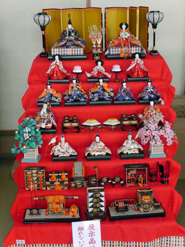 Hina matsuri display at Hokekyoji Temple.