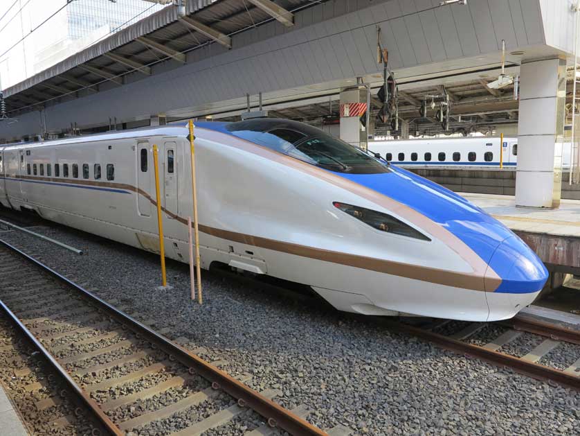 JR Hokuriku Shinkansen at Tokyo Station.