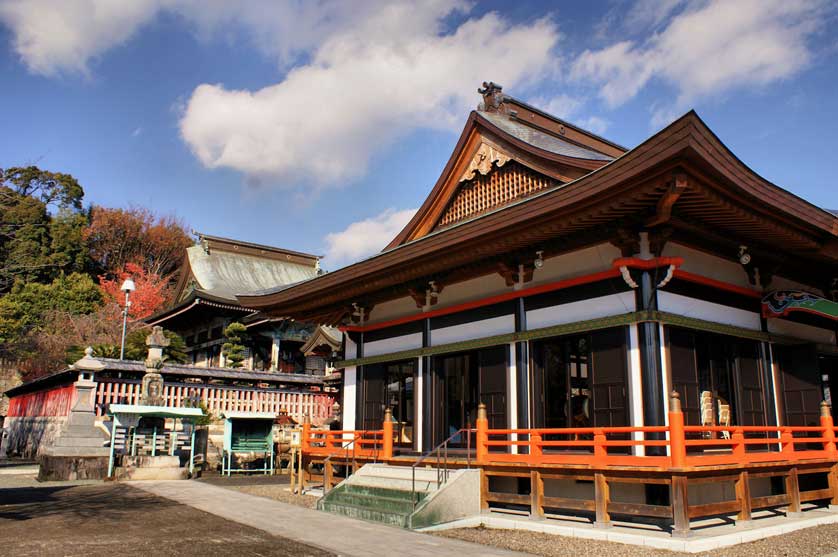 Main Hall (Hondo), Honmyo-ji Temple, Kumamoto, Kyushu, Japan.