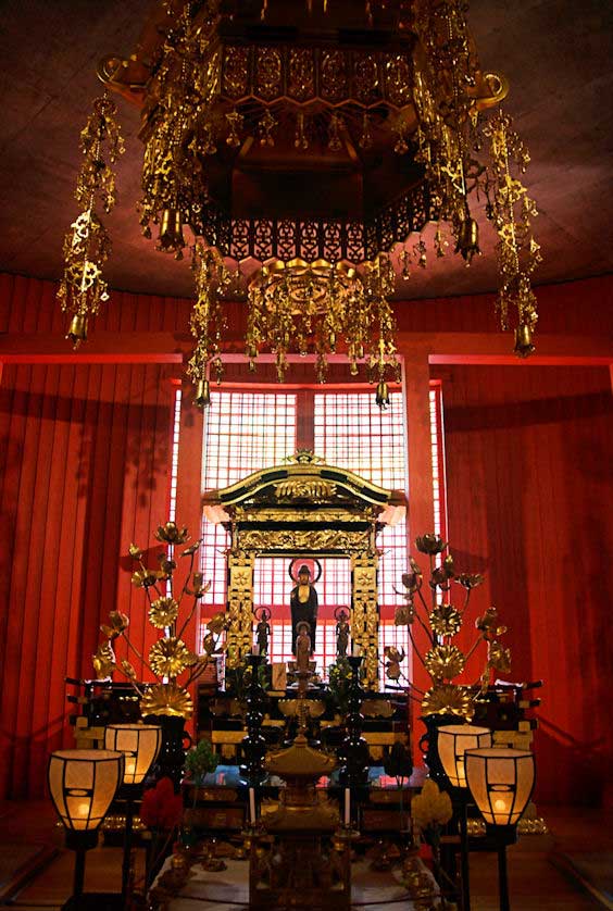 The main sanctuary and altar at Honpukuji.