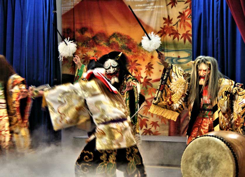 The Hiroshima Prefectural Art Museum has performances of kagura.