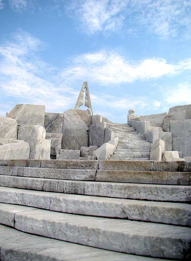 Tower of the Light by Kazuto Kuetani is at the pinnacle of the Miraishin no Oka sculpture garden.