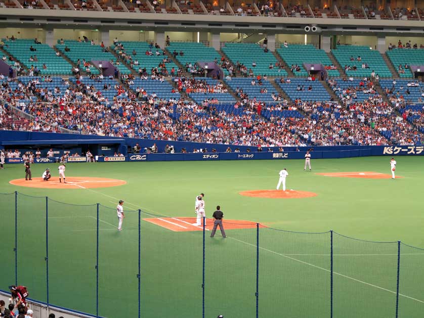 Japanese baseball, Nagoya Dome.