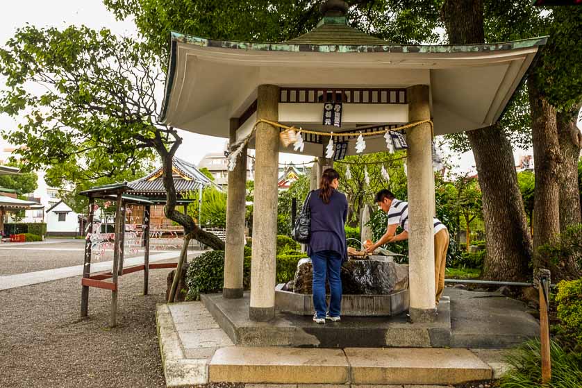 Temizuya, Kameido Tenjin Shrine, Tokyo.