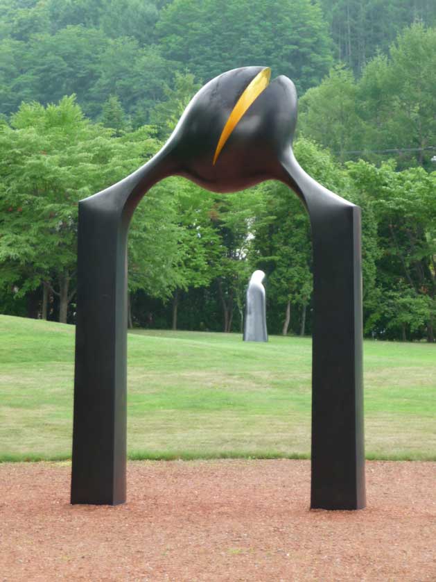Kan Yasuda sculpture.