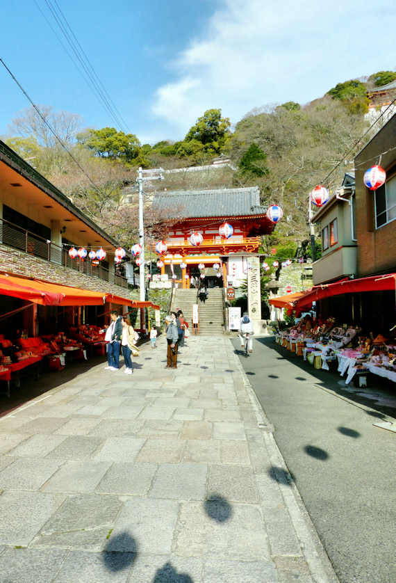 The approach to Kimiidera Temple and Sakuramon in Wakayama.