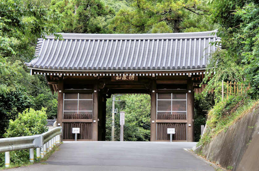 Niomon gate on the approach to Kirihata-ji Temple, Tokushima, Shikoku.