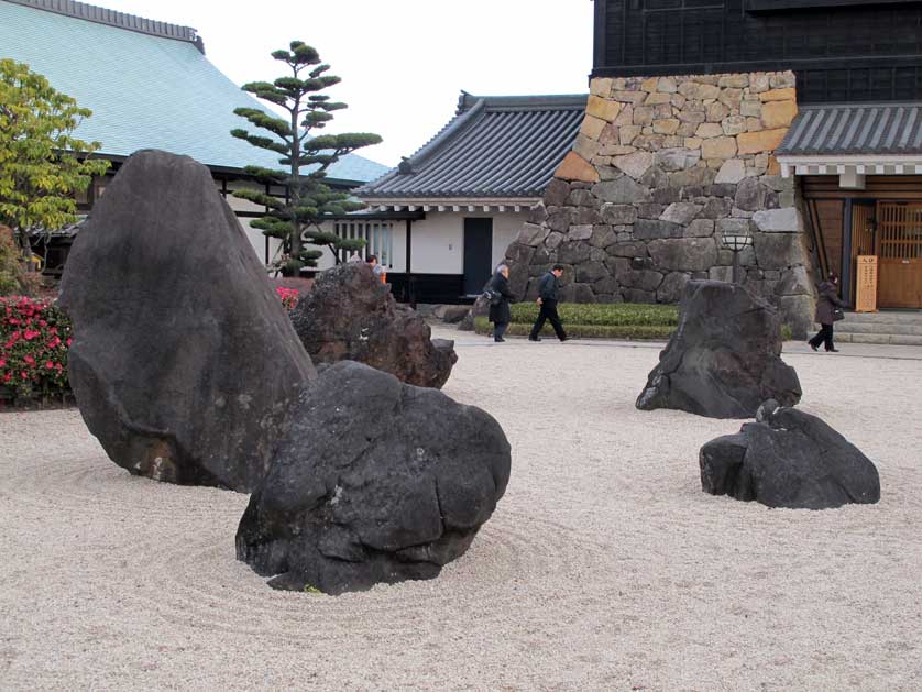 Kiyosu Castle stone garden, Aichi.