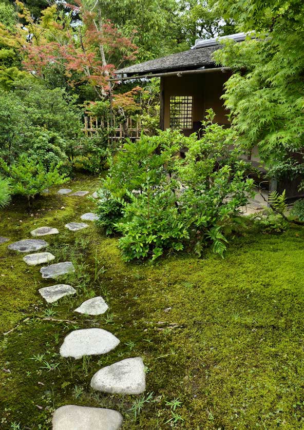 Koko-en garden in Himeji has numerous gazebos and rest huts.