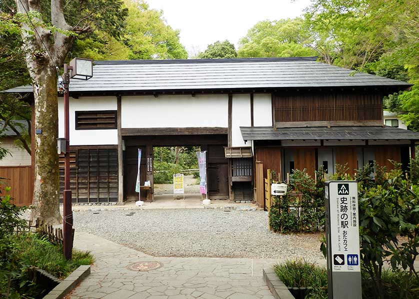The Nagayamon Gate of the O-Taka no Michi Spring Garden.
