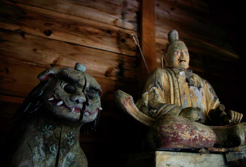 Small wooden komainu paired with a zuijin.