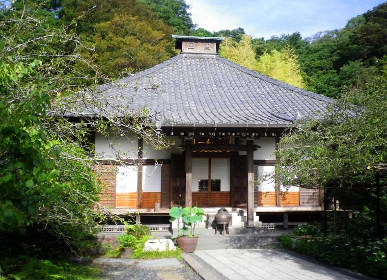 Kosokuji Temple, Kamakura, Japan.