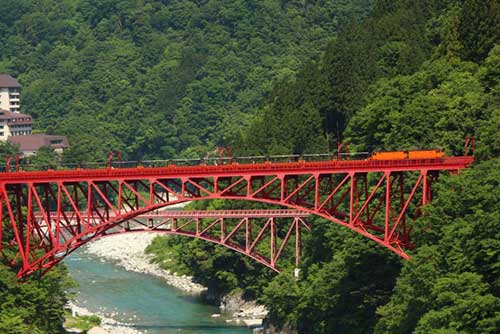 Shin-Yamabiko Bridge over Kurobe Gorge.