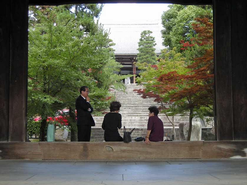 Kurodani Temple worshipers, Kyoto.