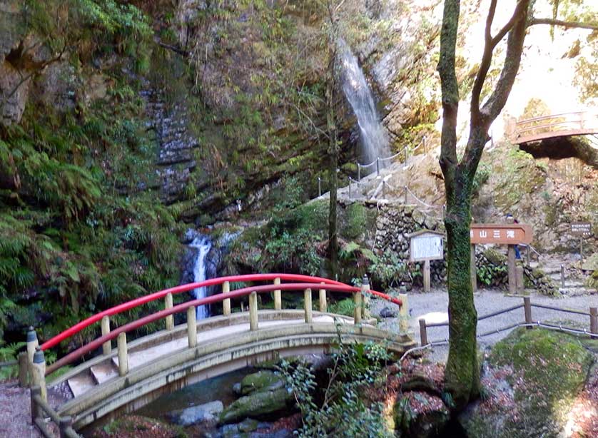 Medaki (left) and Odaki Falls, Ogose Town, Saitama Prefecture.