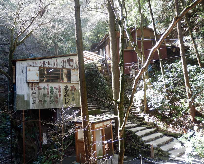 Rest house close to the Odaki and Medaki Falls.