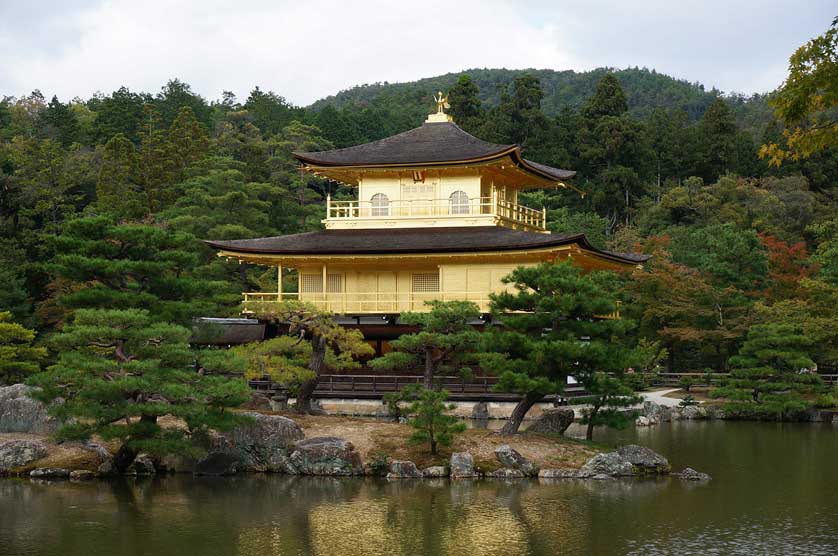 Kyoto Travel Guide: Kinkakuji Temple and Lake Garden.