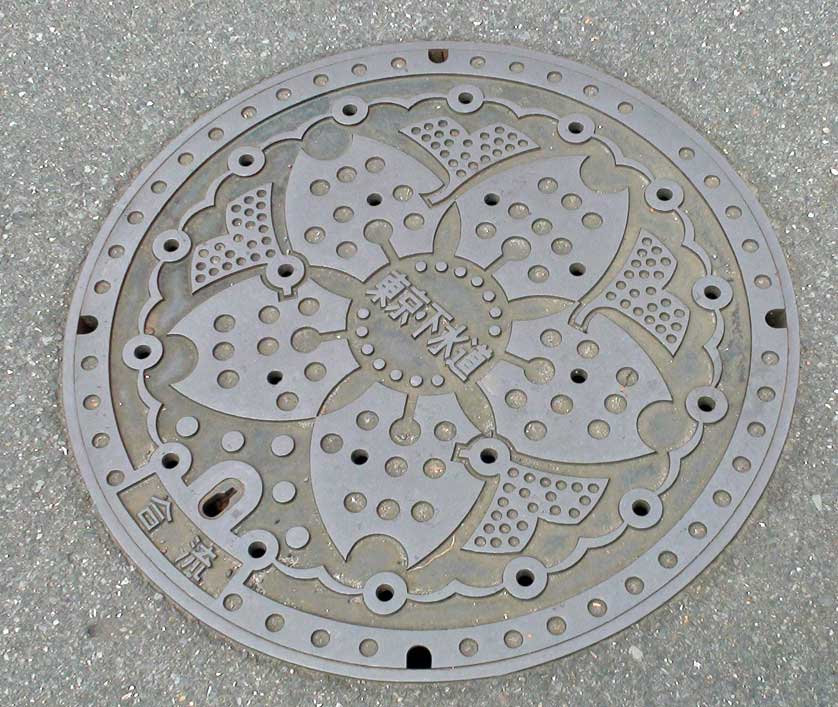 Water supply manhole cover, Minato ward, Tokyo.