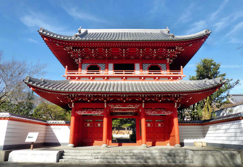 Anrakuji Temple's impressive main gate in Teramachi, Mima.
