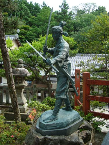 Statue of Musashi Miyamoto at Hachidai Shrine.