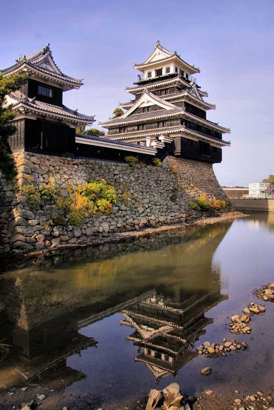 Nakatsu Castle roof in detail.