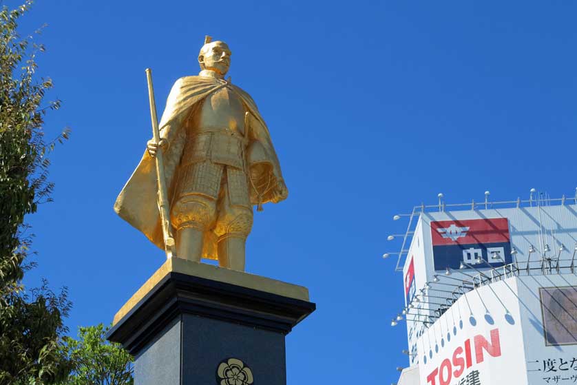 Gifu - statue of Oda Nobunaga.