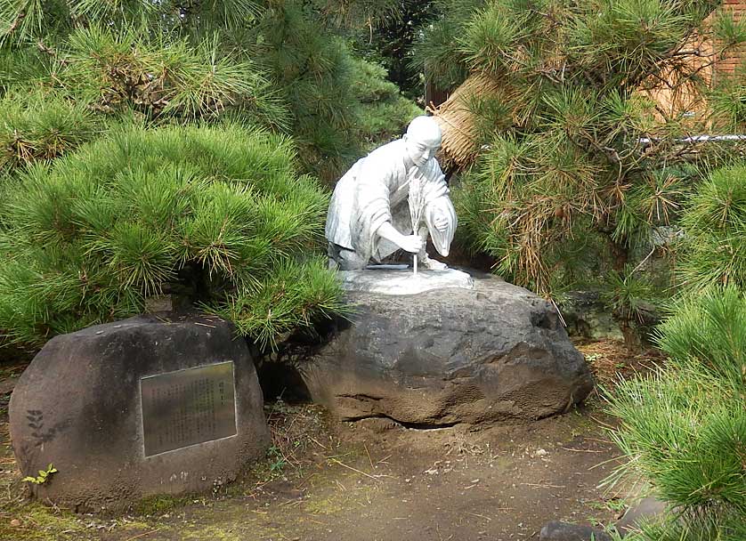 Sculpture of Zoyo Shonin planting a pine tree, Jounji Temple, Numazu.