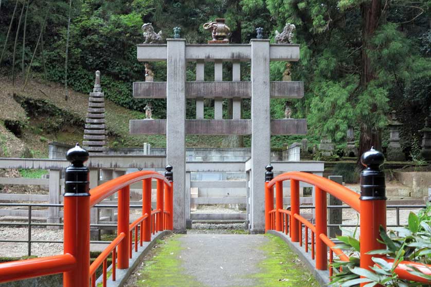 Shrine gate, Oyaji Temple, Utsunomiya, Tochigi Prefecture.