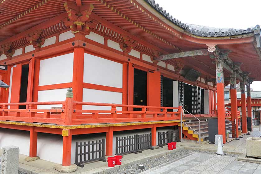 The Hondo or Main Hall at Rokuharamitsu-ji Temple, Kyoto.