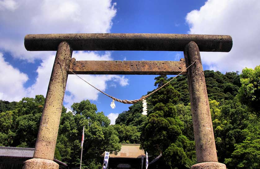 Tsurugane Shrine, Senganen Gardens, Kagoshima, Kyushu, Japan.