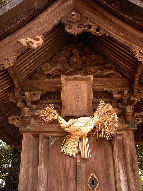 Shimenawa at Iya Shrine in Shimane. From these small ropes came the development of shimekazari.